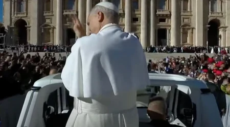 El Papa llega a la plaza de San Pedro para la Audiencia General