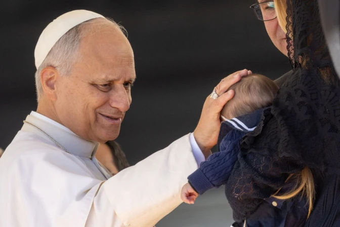 El Papa sauda a un recién nacido durante la Audiencia General