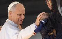 El Papa saluda a un recién nacido durante la Audiencia General