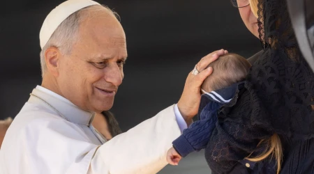 El Papa sauda a un recién nacido durante la Audiencia General