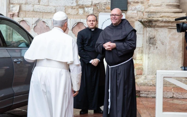 Fray Marco Moroni recibe al Papa al llegar a la Basílica de San Francisco. Crédito: Vatican Media