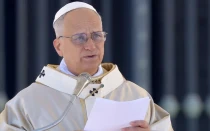 El Papa lee la homilía