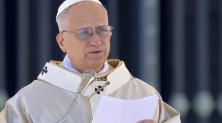 El Papa lee la homilía