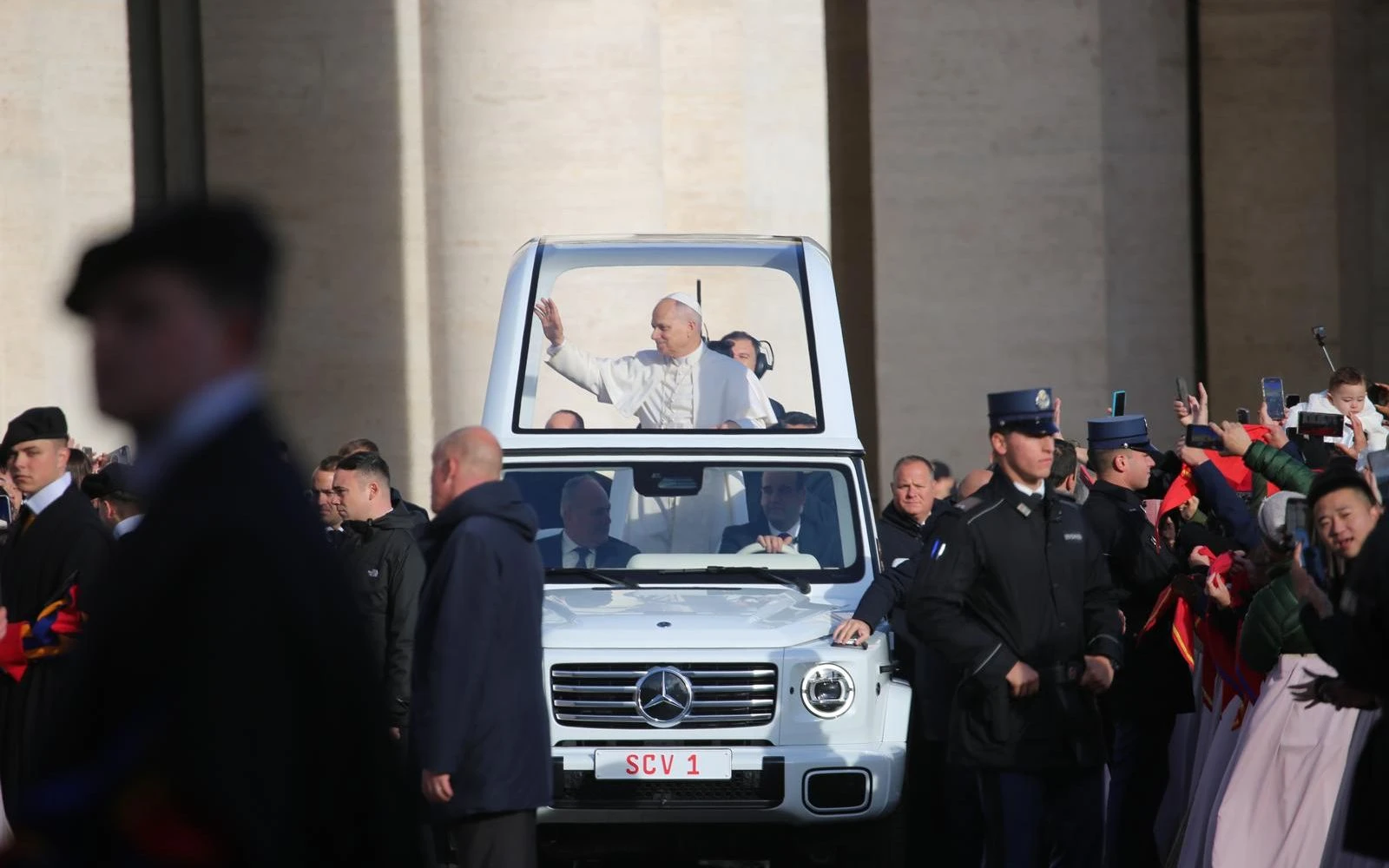 El Papa saluda a los fieles desde el papamóvil en la Plaza de San Pedro?w=200&h=150