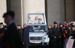 El Papa saluda a los fieles desde el papamóvil en la Plaza de San Pedro Crédito:Mirjana Gabric