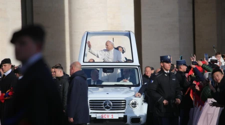 El Papa saluda a los fieles desde el papamóvil en la Plaza de San Pedro
