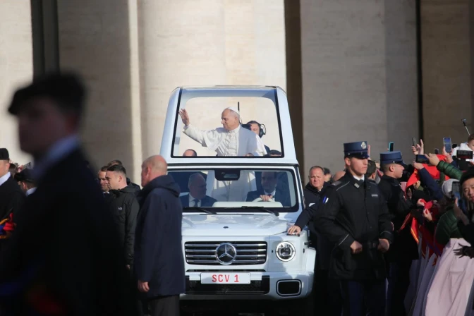El Papa saluda a los fieles desde el papamóvil en la Plaza de San Pedro