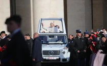 El Papa saluda a los fieles desde el papamóvil en la Plaza de San Pedro