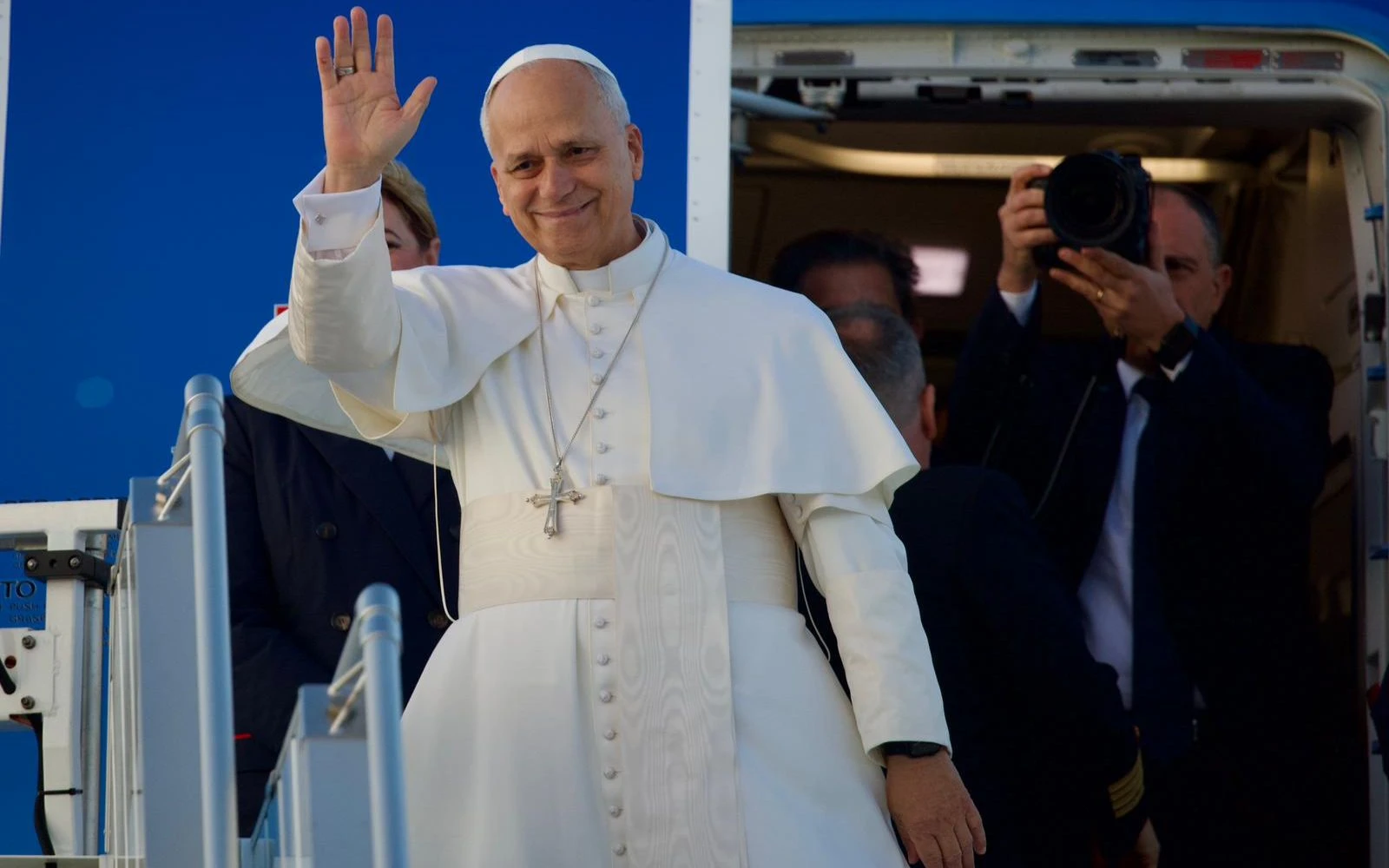 El Papa saluda antes de entrar el Airbus 320 que lo llevará a Turquía?w=200&h=150