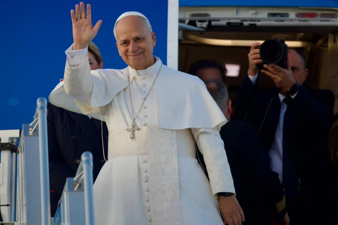 El Papa saluda antes de entrar el Airbus 320 que lo llevará a Turquía