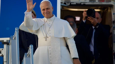 El Papa saluda antes de entrar el Airbus 320 que lo llevará a Turquía