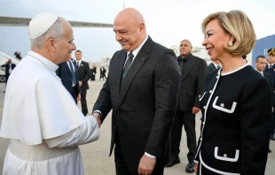 El Papa es recibido por el presidente libanés a pie de pista Crédito: Vatican Media