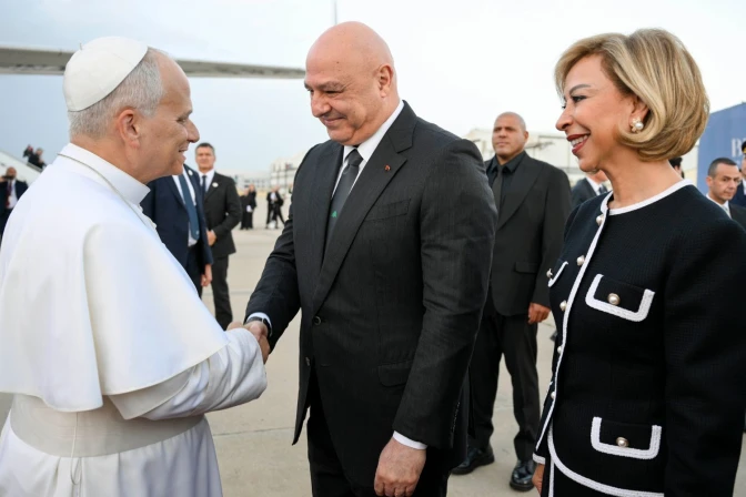 El Papa es recibido por el presidente libanés a pie de pista