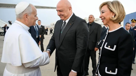 El Papa es recibido por el presidente libanés a pie de pista