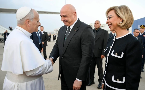 El Papa, recibido por el presidente libanés en el aeropuerto de Beirut. Crédito: Vatican Media
