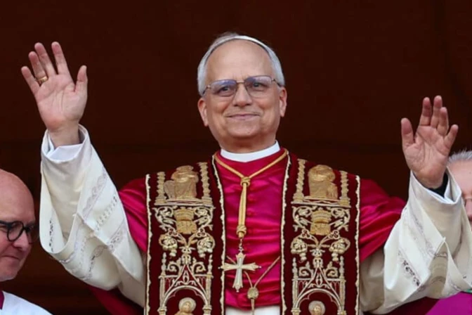 El Papa se asoma al balcón del Palacio Apostólica