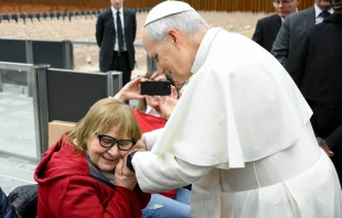 El Papa muestra su cariño a un mujer en el Aula Pablo VI del Vaticano Crédito: Vatican Media