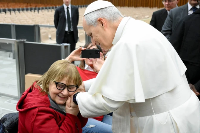 El Papa muestra su cariño a un mujer en el Aula Pablo VI del Vaticano