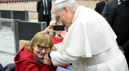 El Papa muestra su cariño a un mujer en el Aula Pablo VI del Vaticano