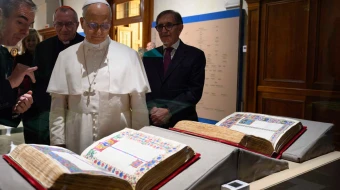 El Papa observa la Biblia de Borso d’Este