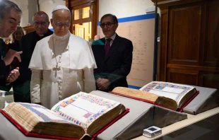 El Papa observa la Biblia de Borso d’Este Crédito: Vatican Media
