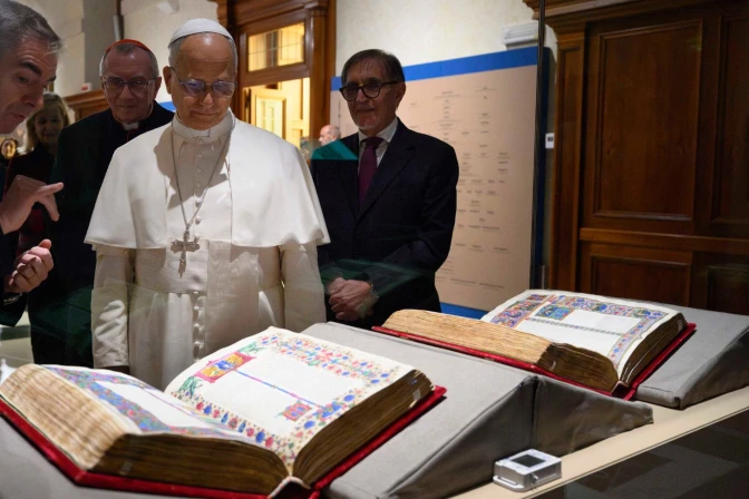 El Papa observa la Biblia de Borso d’Este