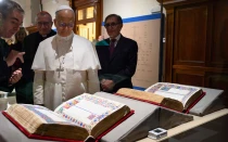 El Papa observa la Biblia de Borso d’Este