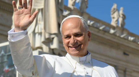 El Papa saluda a los fieles en la plaza de San Pedro