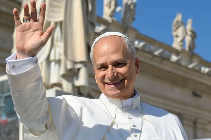 El Papa saluda a los fieles en la plaza de San Pedro