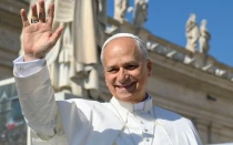 El Papa saluda a los fieles en la plaza de San Pedro