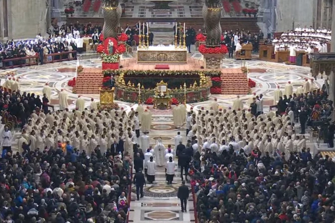 El Papa llega en procesión a la Basílica de San Pedro