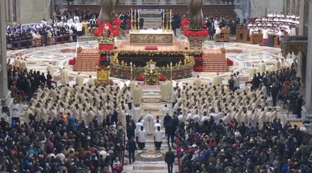 El Papa llega en procesión a la Basílica de San Pedro