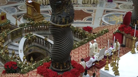 El Papa celebra la Misa de la Epifania en el altar de la Confesión de la Basílica de San Pedro