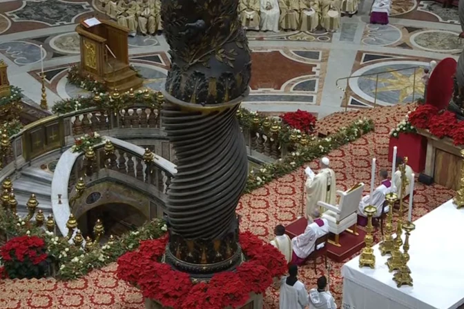 El Papa celebra la Misa de la Epifania en el altar de la Confesión de la Basílica de San Pedro