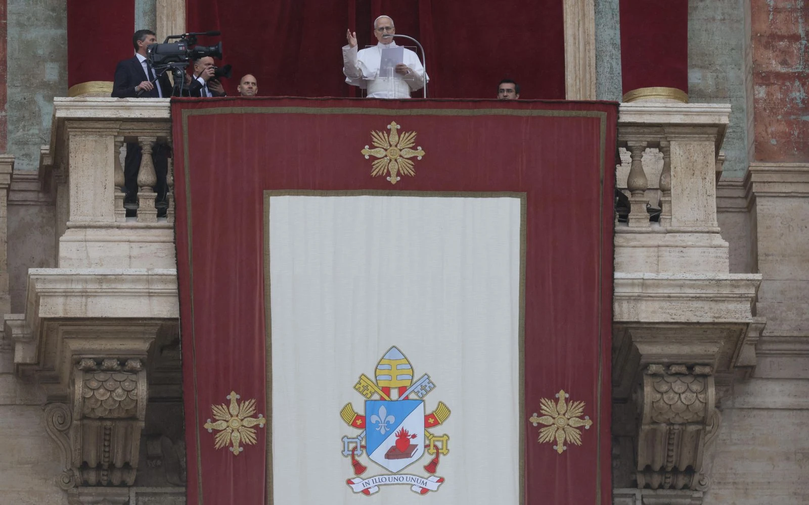 El Papa, asomado al balcón de la Logia central del Palacio Apostólico, al que se asomó por primera vez el pasado 8 de mayo cuando fue elegido Pontífice?w=200&h=150