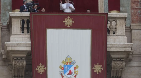 El Papa, Asomado al balcón de la Logia central del Palacio Apostólico, al que se asomó por primera vez el pasado 8 de mayo cuando fue elegido Pontífice,