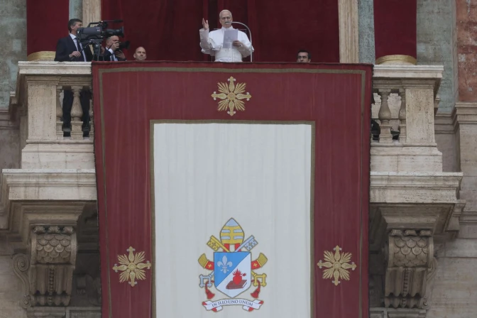 El Papa, Asomado al balcón de la Logia central del Palacio Apostólico, al que se asomó por primera vez el pasado 8 de mayo cuando fue elegido Pontífice,