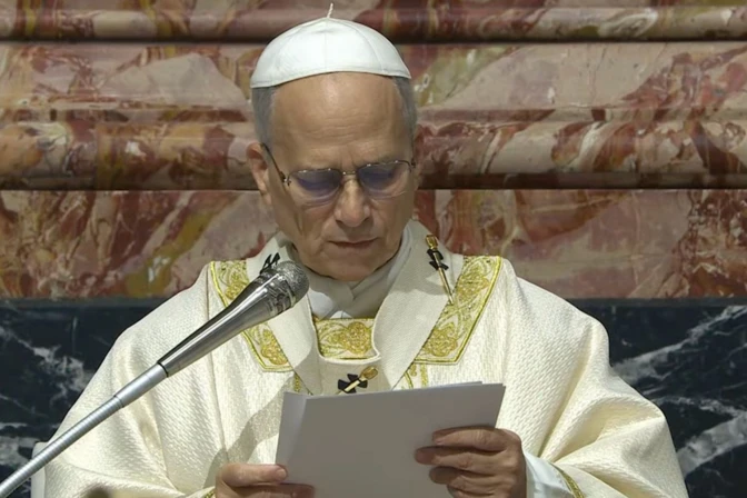 El Papa lee la homilía