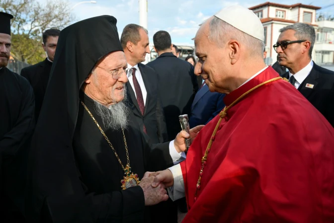 El Papa saluda a Bartolomé I en Iznik, durante su viaje a Turquía