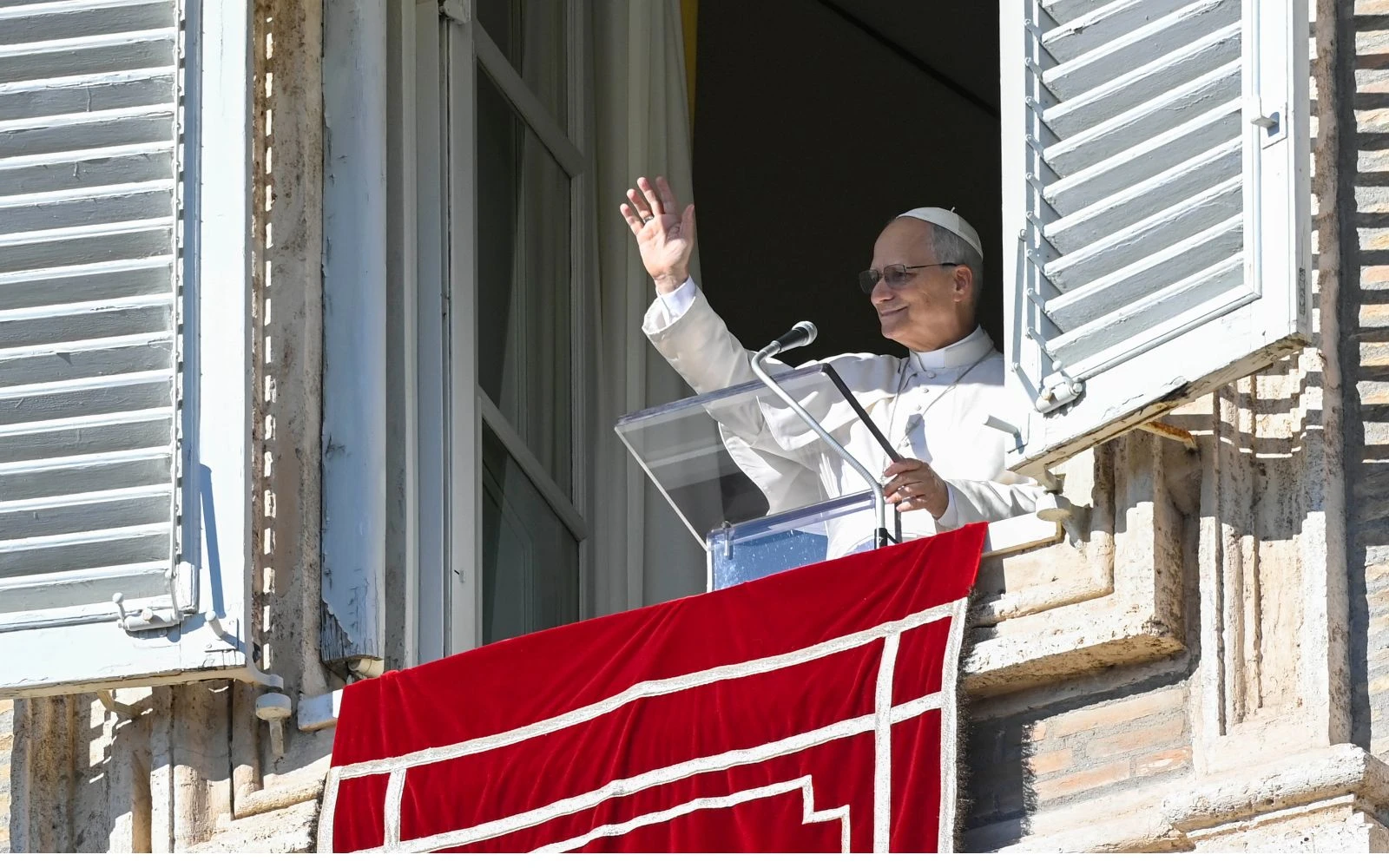 El Papa, asomado al balcón de su estudio privado en el Palacio Apostólico?w=200&h=150