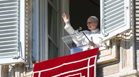 El Papa, asomado al balcón de su estudio privado en el Palacio Apostólico