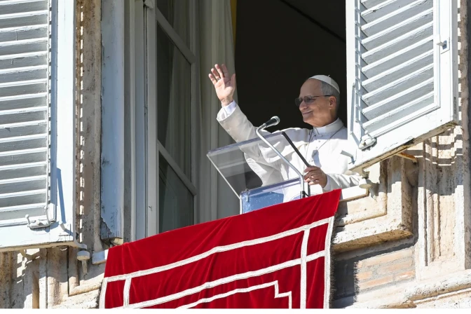 El Papa, asomado al balcón de su estudio privado en el Palacio Apostólico