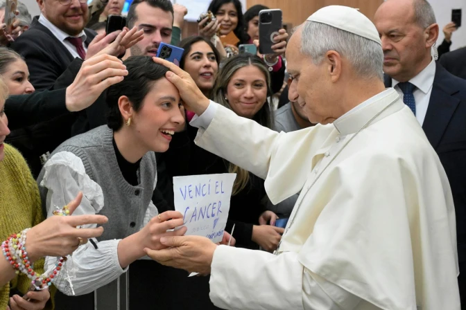 El Papa León XIV bendice una joven que superó un cáncer en una Audiencia General en el Aula Pablo VI del Vaticano