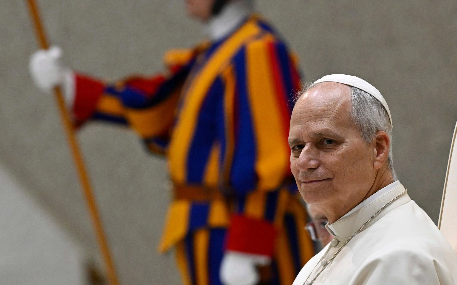 El Papa durante la Audiencia General de este miércoles junto a un guardia suizo?w=200&h=150