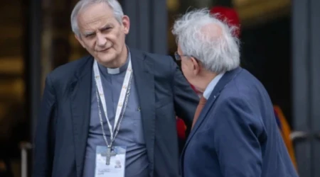 El Cardenal Matteo Zuppi (izquierda) llega al Vaticano para las reuniones del Sínodo sobre la Sinodalidad el 10 de octubre de 2024