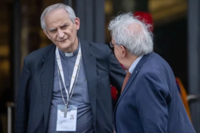 El Cardenal Matteo Zuppi (izquierda) llega al Vaticano para las reuniones del Sínodo sobre la Sinodalidad el 10 de octubre de 2024