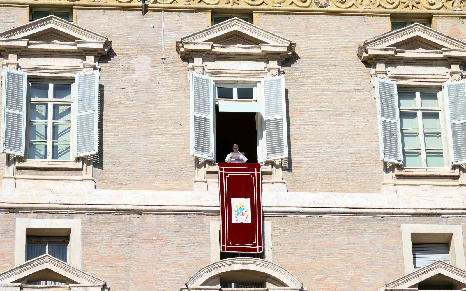 El Papa, asomado este domingo al balcón de su estudio privado en el Palacio Apostólico?w=200&h=150