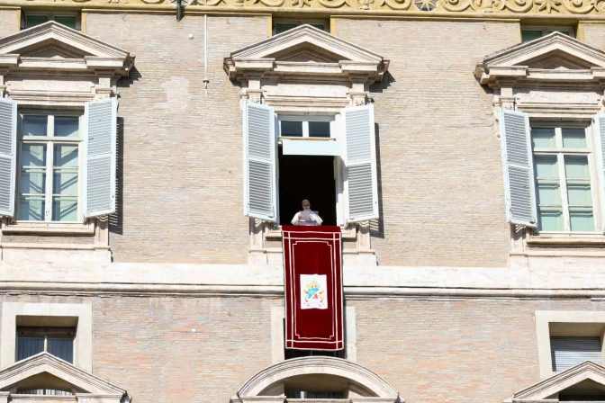 El Papa asomado al balcón de su estudio privado en el Palacio Apostólico