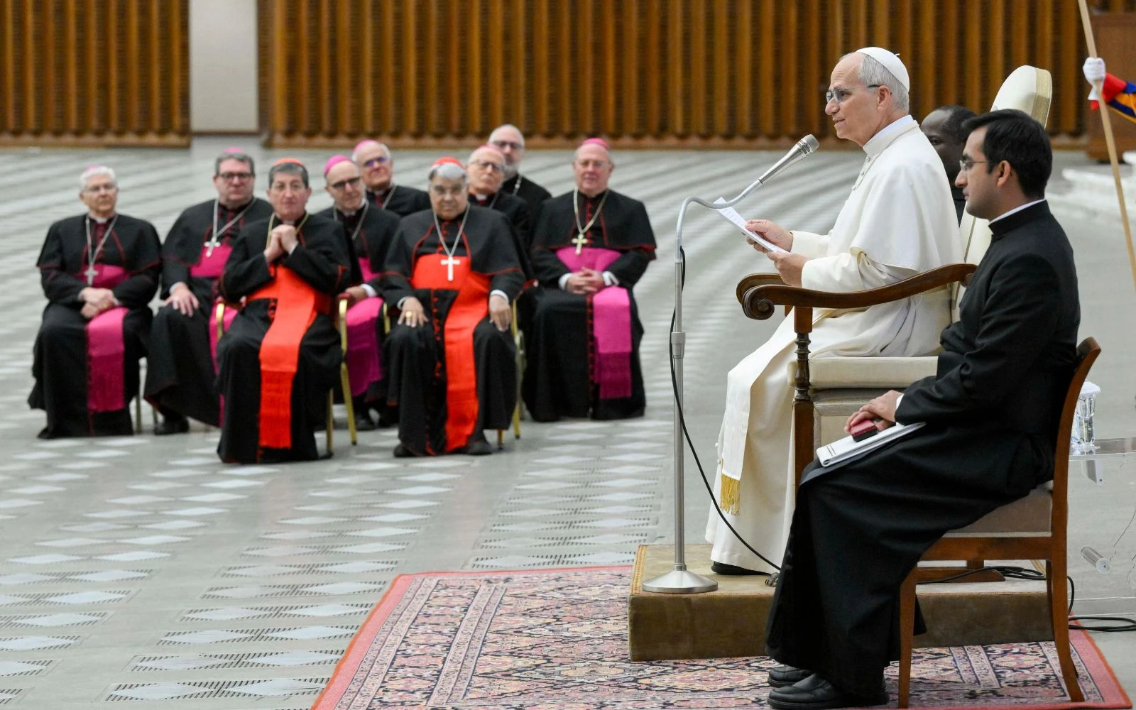 El Papa durante la audiencia junto a su secretario?w=200&h=150