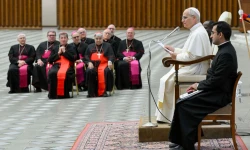 El Papa durante la audiencia junto a su secretario